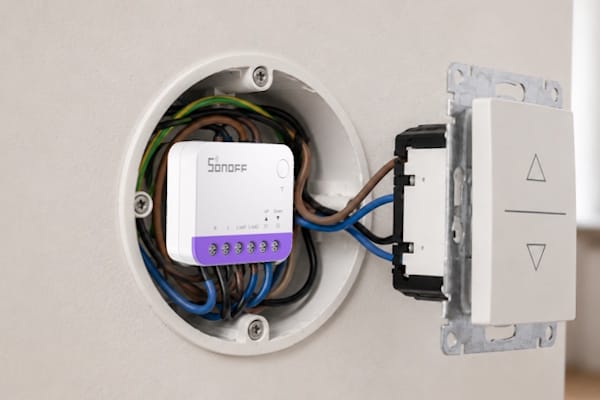 Dopuszkowy sterownik rolet WiFi montowany w puszce