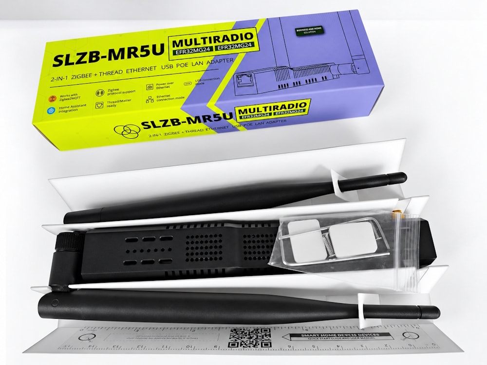 Zawartość zestawu koordynatora SMLIGHT SLZB-MR5U z dwiema antenami Zigbee Thread i akcesoriami montażowymi