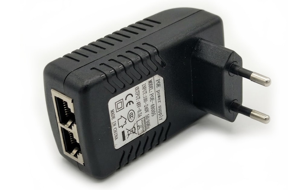 Kompaktowy iniektor PoE 48V 24W podłączany do gniazdka 230V